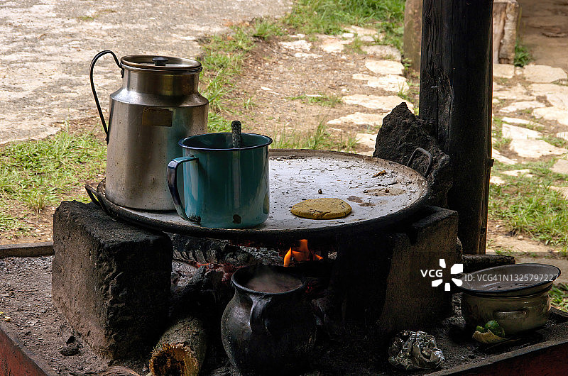 路边摊用木火加热食物图片素材