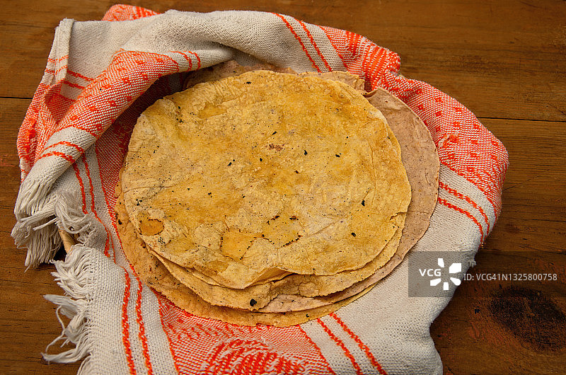 茶巾和篮子里的新鲜玉米饼图片素材