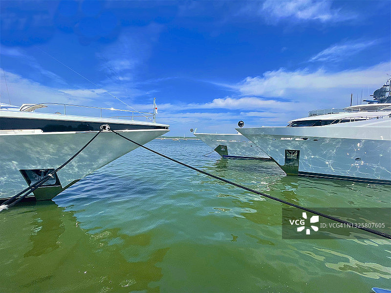 萨格港三艘豪华游艇的船头和线条图片素材