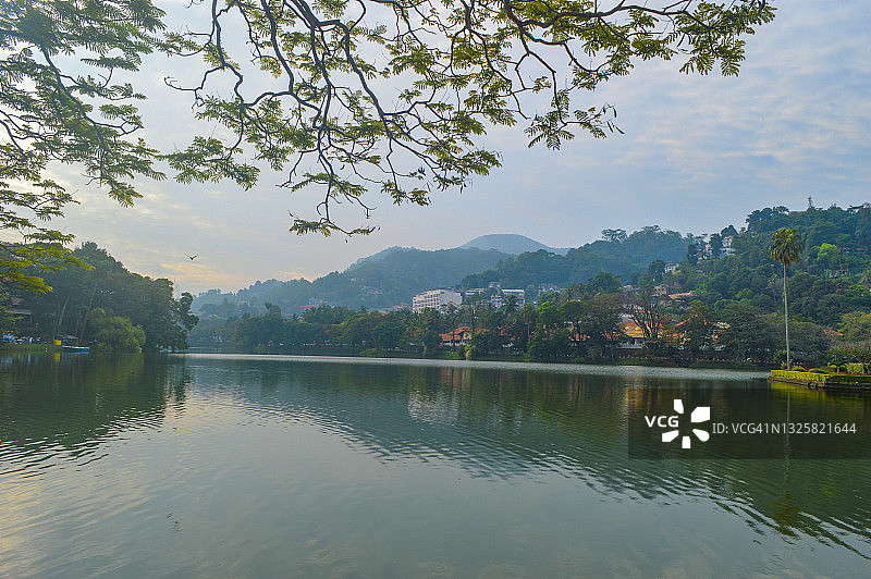 康提圣牙寺附近的湖泊图片素材