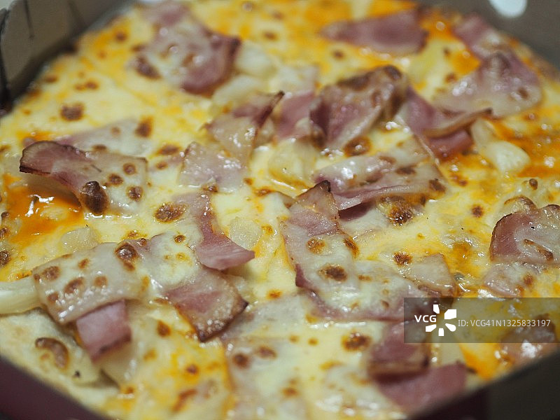 纸盒装火腿培根菠萝夏威夷披萨，美食背景图片素材