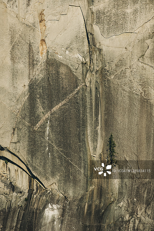 在巨大的岩石薄片落到地面后，斯塔瓦穆斯酋长巨墙一侧出现了一个引人注目的岩石疤痕图片素材