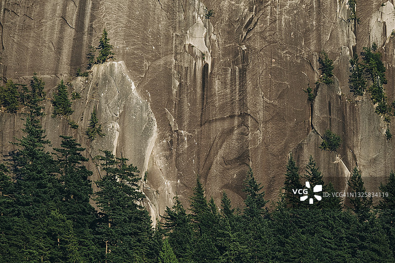 在巨大的岩石薄片落到地面后，斯塔瓦穆斯酋长巨墙一侧出现了一个引人注目的岩石疤痕图片素材