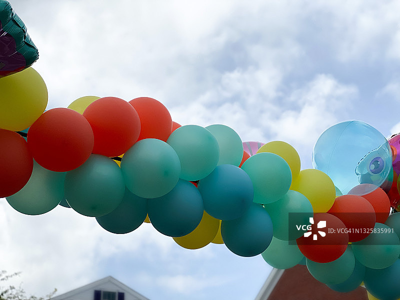 喜庆的户外气球拱门展示图片素材