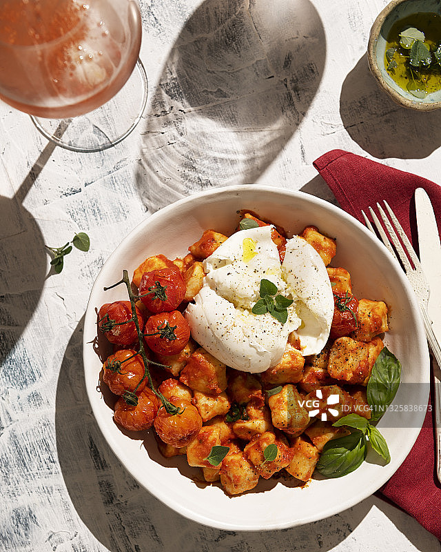 意大利面佐番茄酱、马苏里拉奶酪和香草图片素材