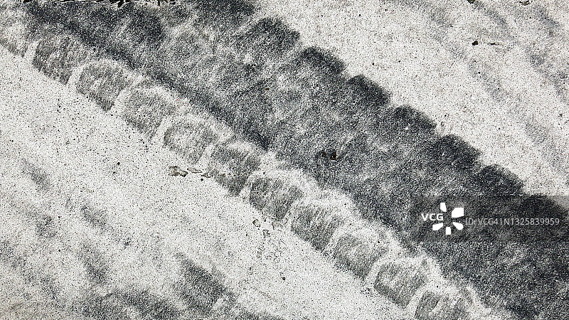 人行横道白色标线上的轮胎刹车痕迹图片素材