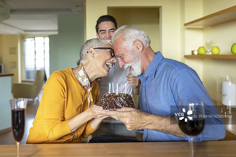 金色婚礼的惊喜图片素材