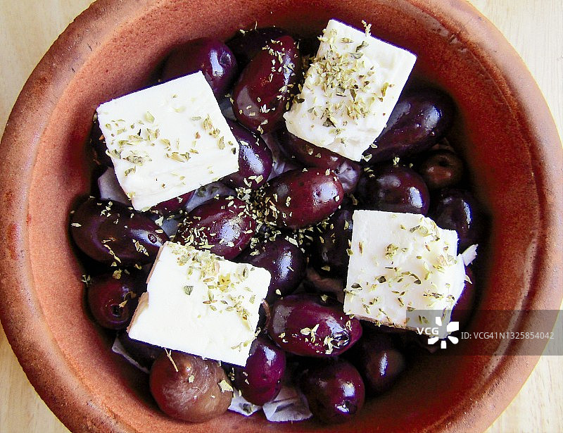 克里特岛的黑橄榄、菲达奶酪和牛至陶瓷碗图片素材
