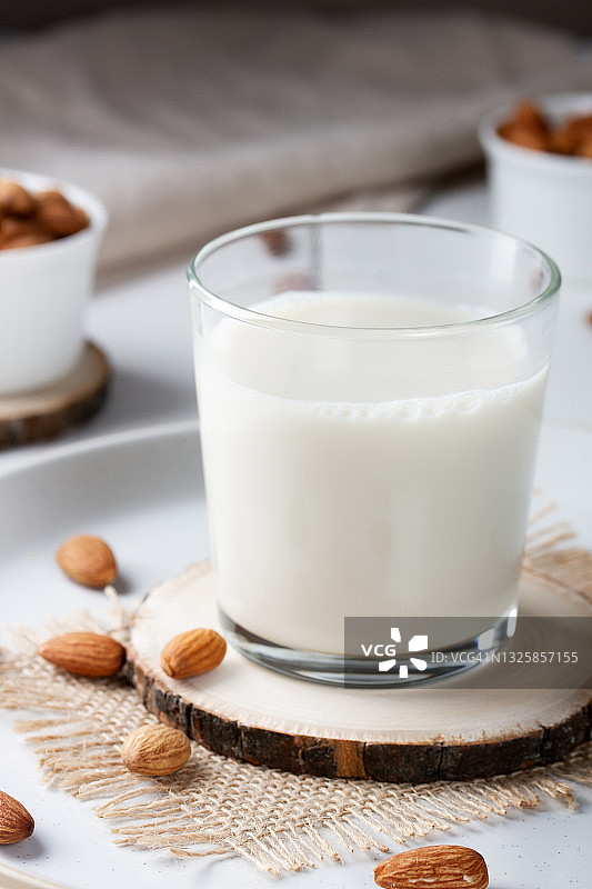 白色木质背景上的一杯杏仁奶图片素材
