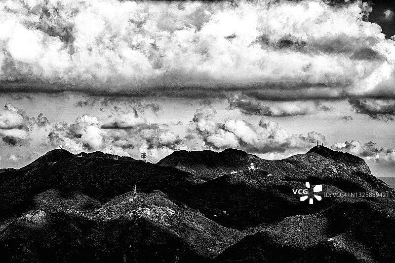 阳光明媚的九龙山黑白照图片素材