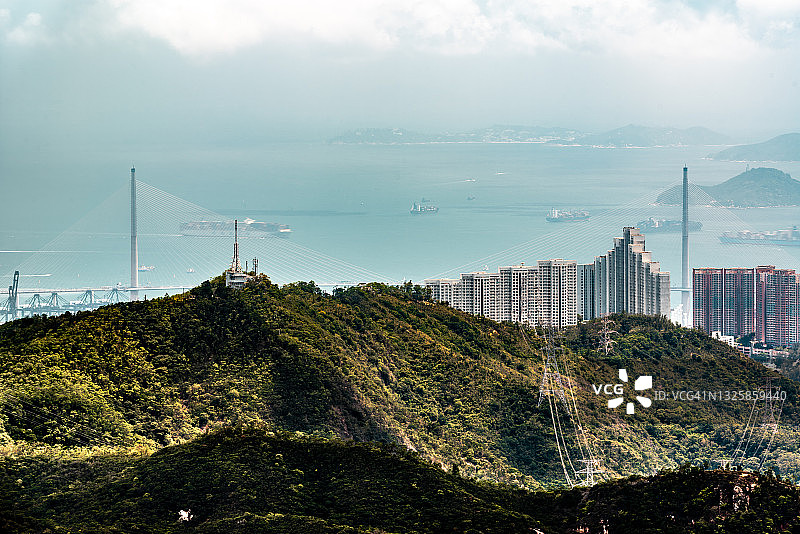 建在山顶上的住宅楼图片素材