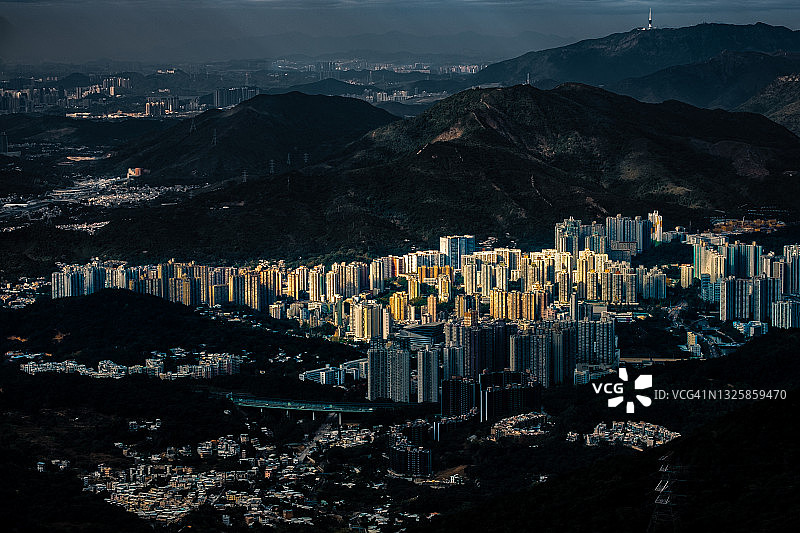 阳光下香港大埔区的高角度景观图片素材