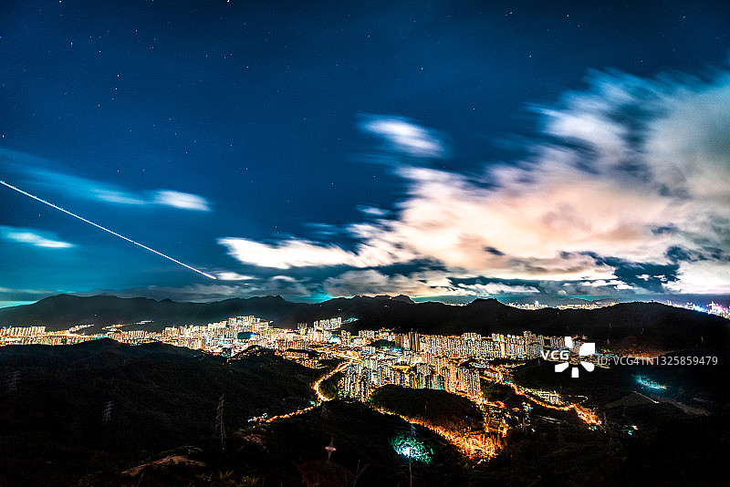 香港沙田住宅区夜景及飞行轨迹图片素材