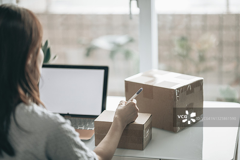 女子签署包裹图片素材