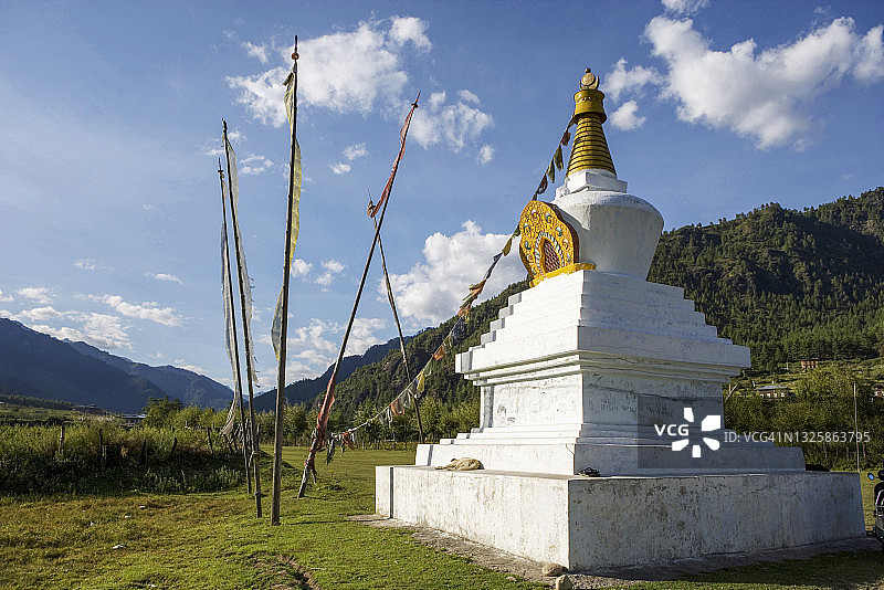 不丹的佛教佛塔和祈祷旗图片素材