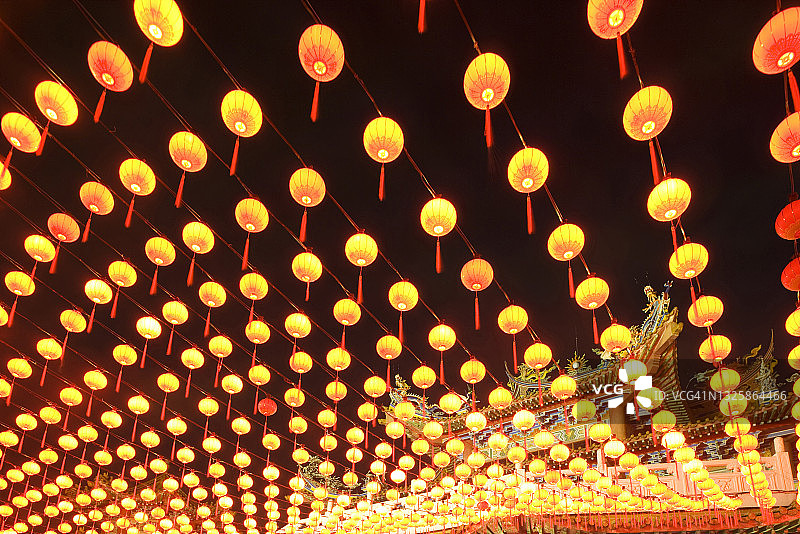 佛教寺庙中发光的纸灯笼图片素材