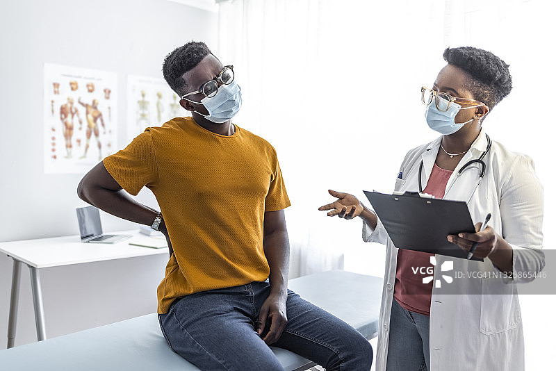 患者向医生讲述背部疼痛图片素材