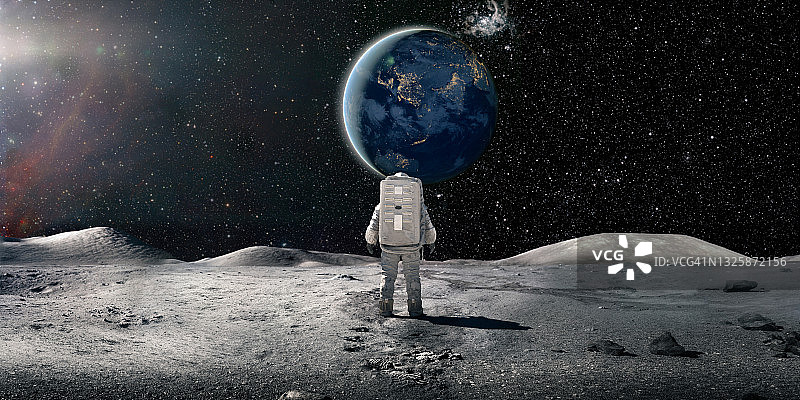 宇航员身穿宇航服站在月球上遥望地球图片素材