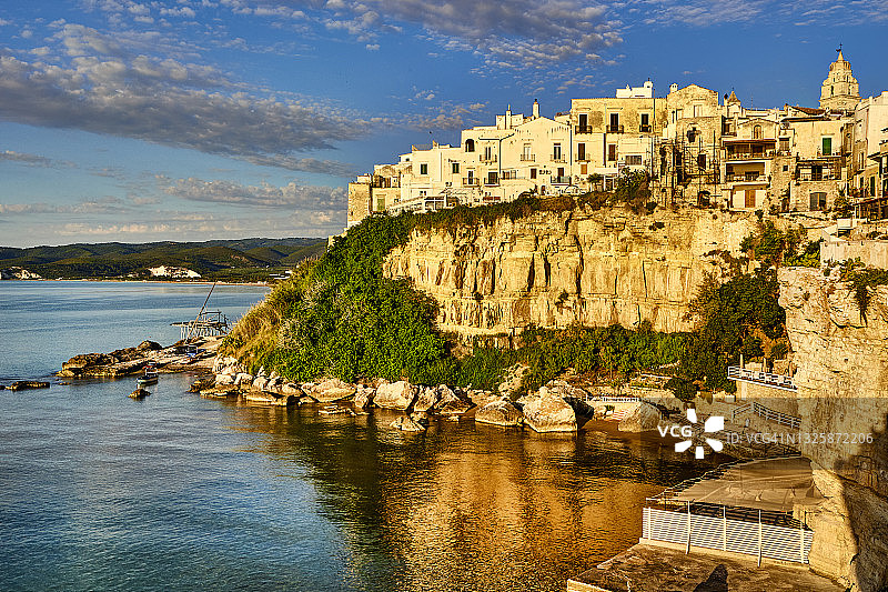 意大利普利亚区加尔加诺的维耶斯泰村悬崖图片素材