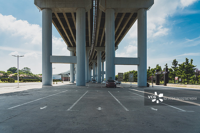 高架桥下的停车场图片素材