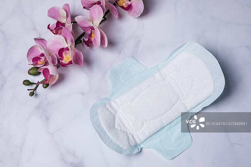 卫生巾与兰花俯视图图片素材
