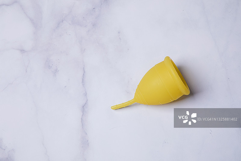 俯视角度拍摄的月经杯图片素材