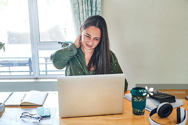 年轻女商人按摩颈部缓解痉挛图片素材