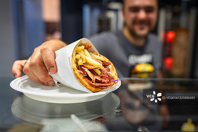 厨师正在上烤肉卷图片素材