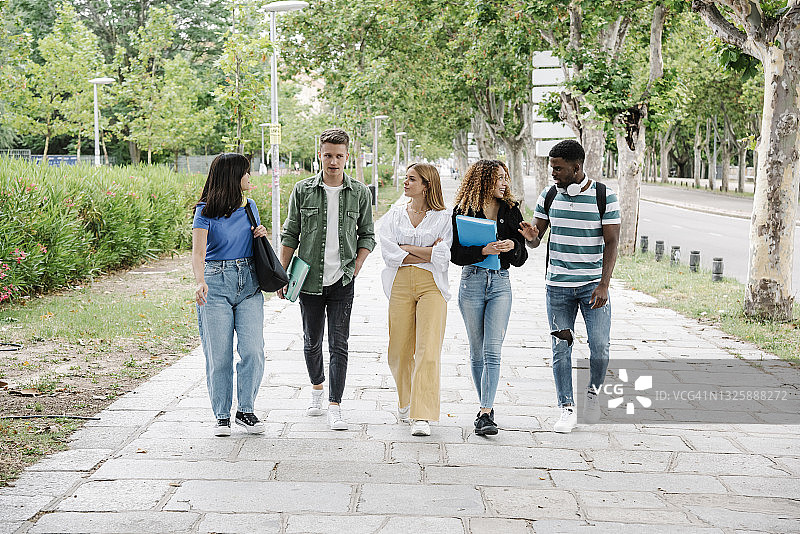 学生们走在街上图片素材