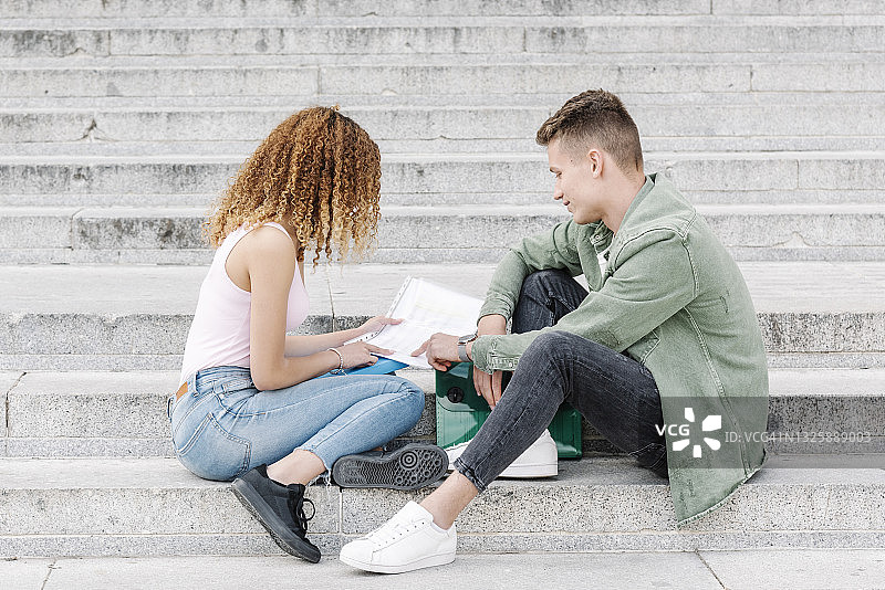 情侣在台阶上做作业图片素材
