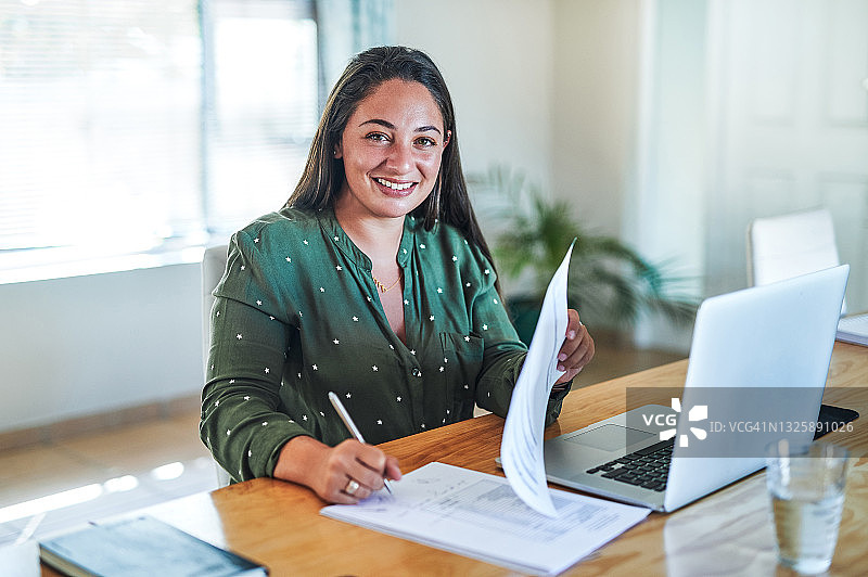年轻女商人签署合同图片素材