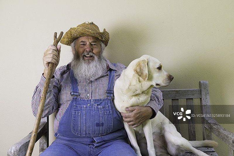 老年男人和他心爱的狗图片素材