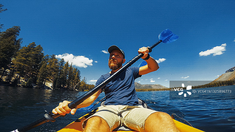 美国夏季旅行：皮划艇在湖泊休闲区图片素材