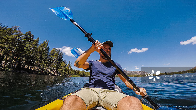 美国夏季旅行：皮划艇在湖泊休闲区图片素材