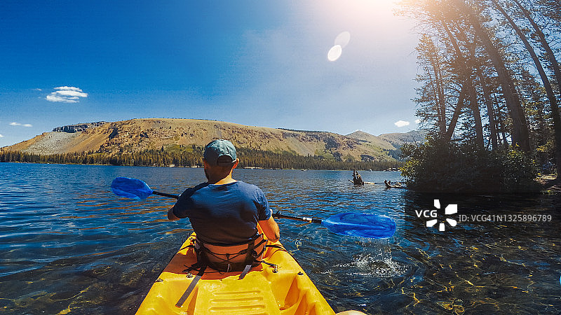 美国夏季旅行：皮划艇在湖泊休闲区图片素材