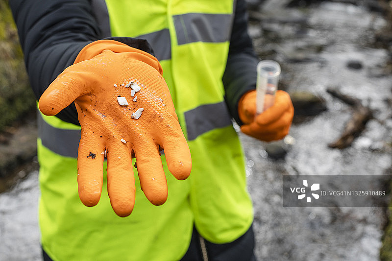 被塑料污染的水图片素材