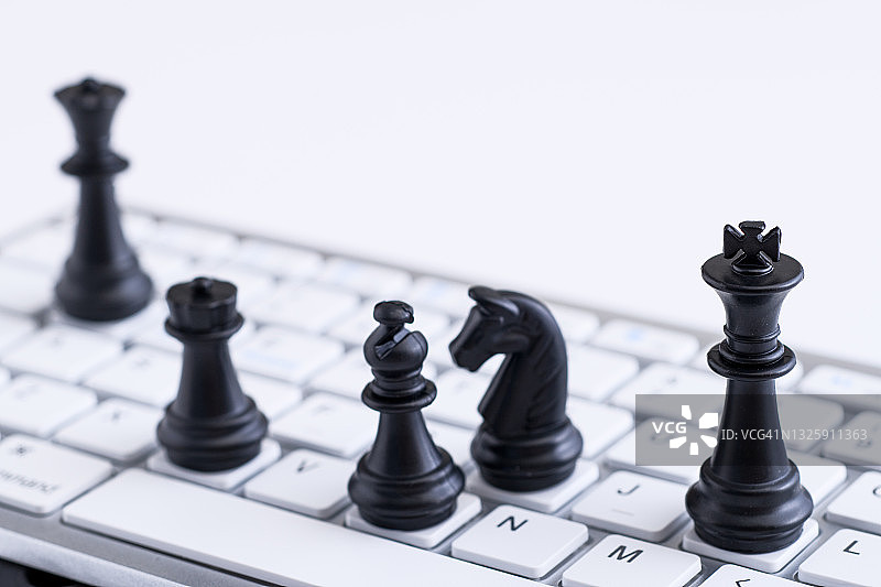 电脑键盘上的国际象棋图片素材