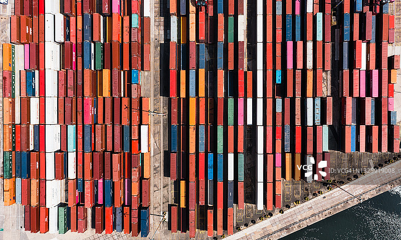 港口堆积的集装箱鸟瞰图图片素材