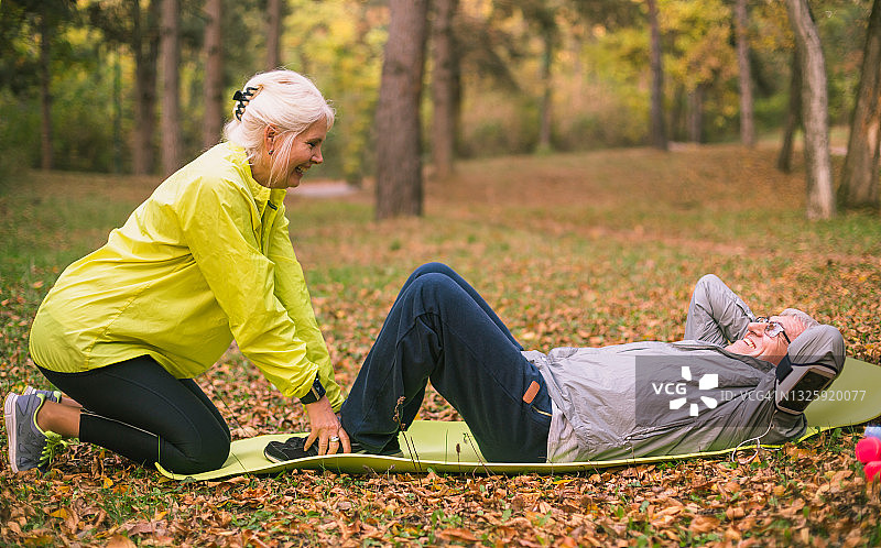 在公园锻炼的老年人图片素材
