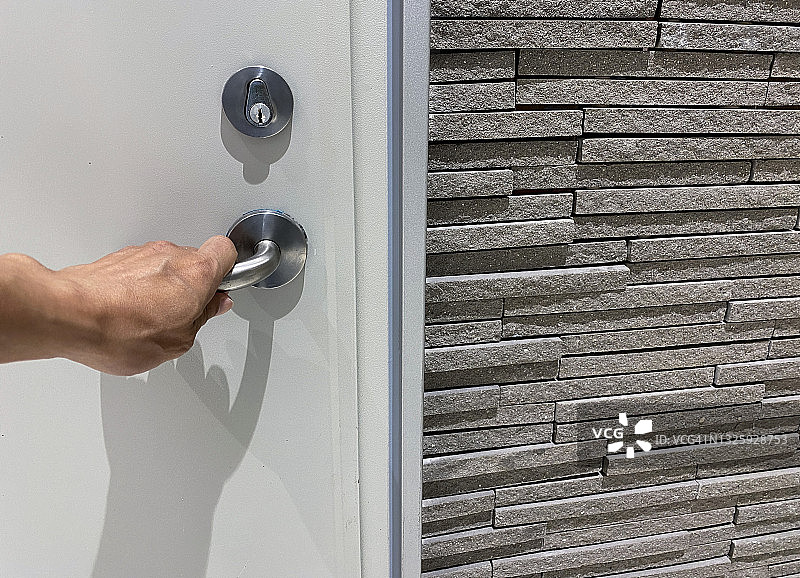 人手触摸金属门把手图片素材