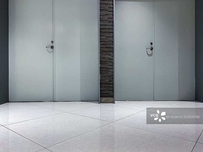 并排的两扇门图片素材