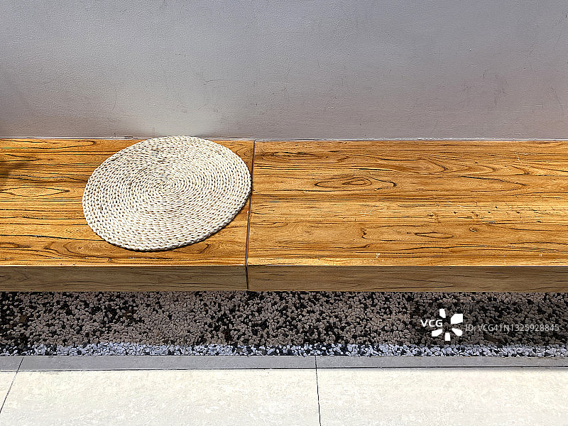 木凳上的日式被褥图片素材