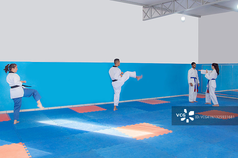 跆拳道训练格斗动作图片素材