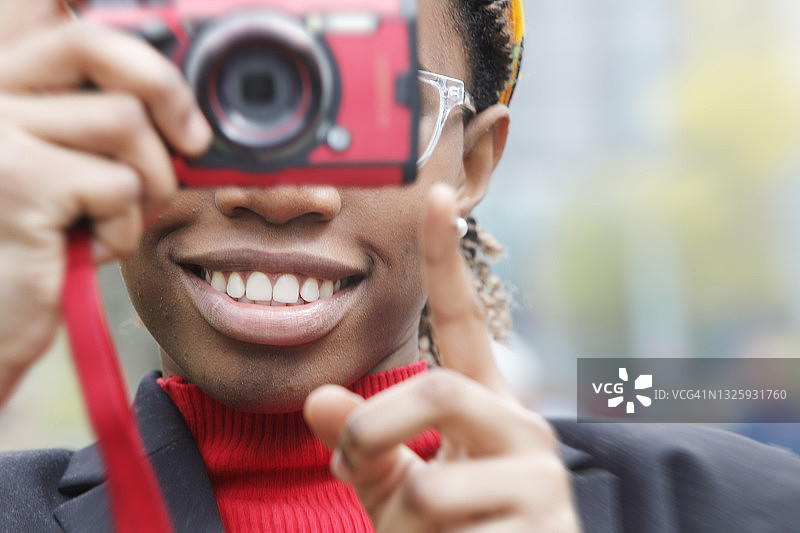 用相机拍照的年轻女人图片素材