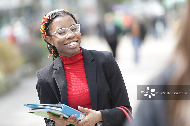 在城市里的女学生图片素材