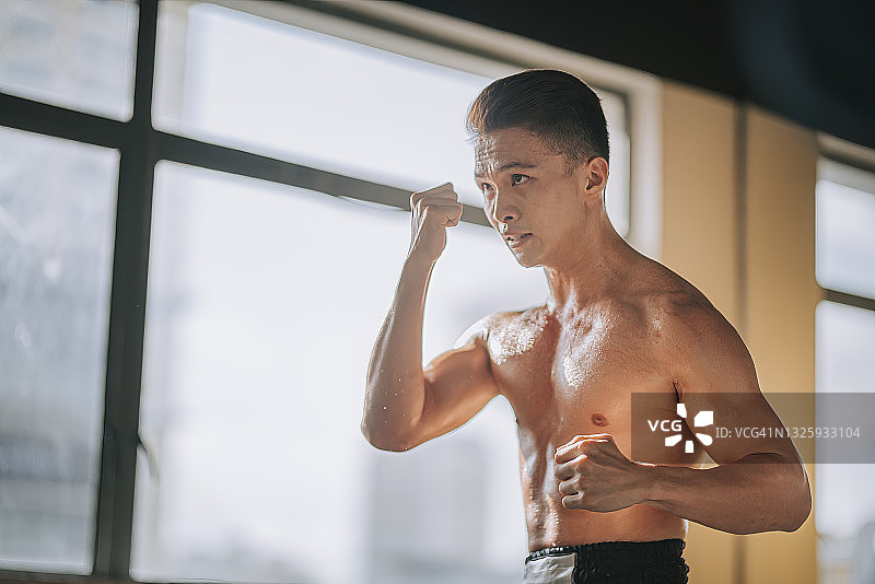 练习拳击的亚裔中国泰拳拳击手图片素材