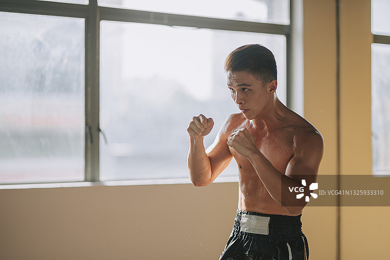 练习拳击的亚裔中国泰拳拳击手图片素材