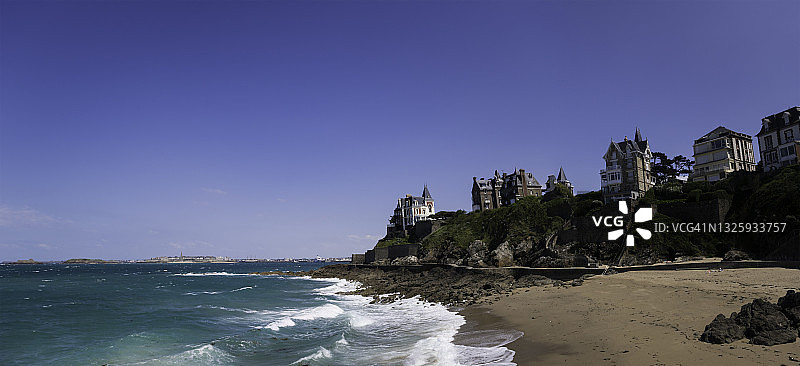 法国迪纳尔圣埃诺加特海滩的沙滩和海浪图片素材