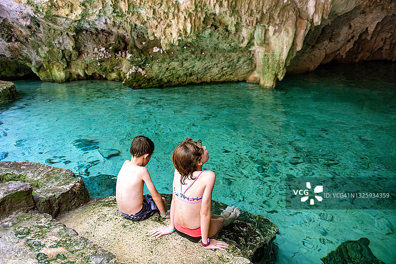 孩子们在坎昆天然井中游泳图片素材