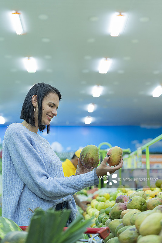 美丽女人在蔬果店购物微笑图片素材